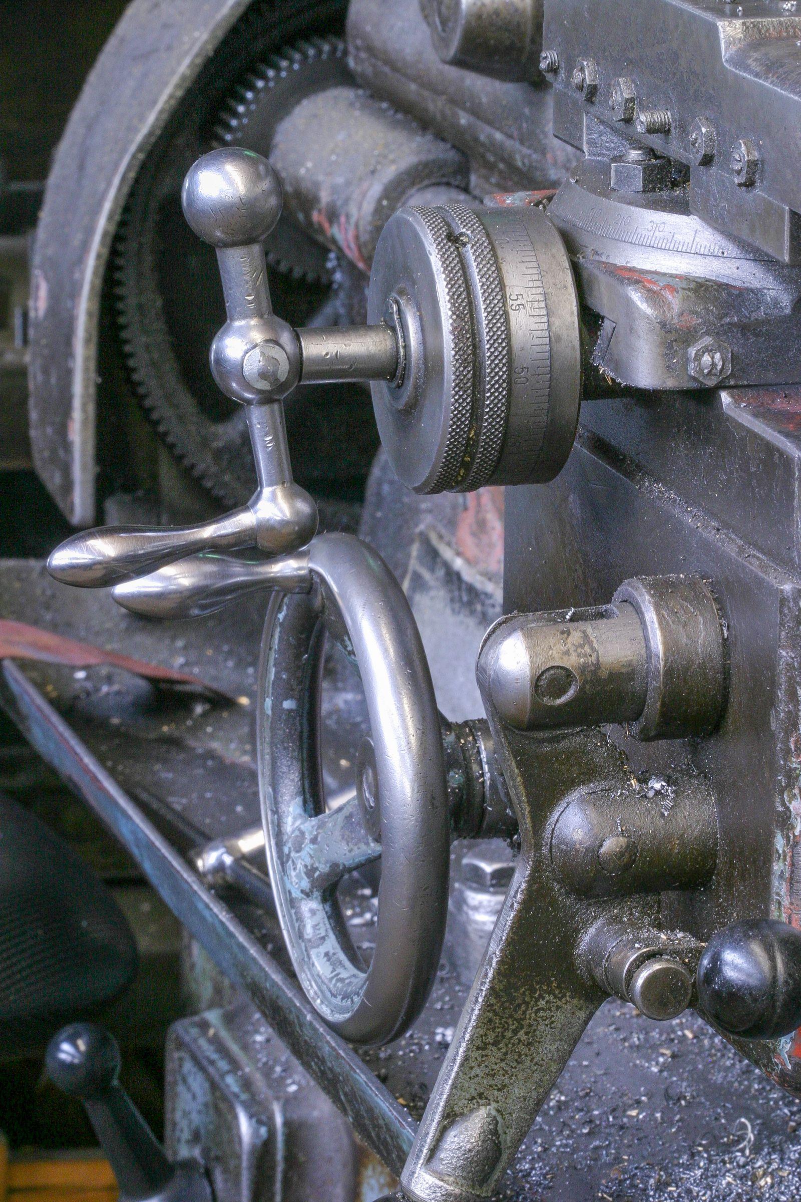 Graduated dial and handwheels on a manual machine tool