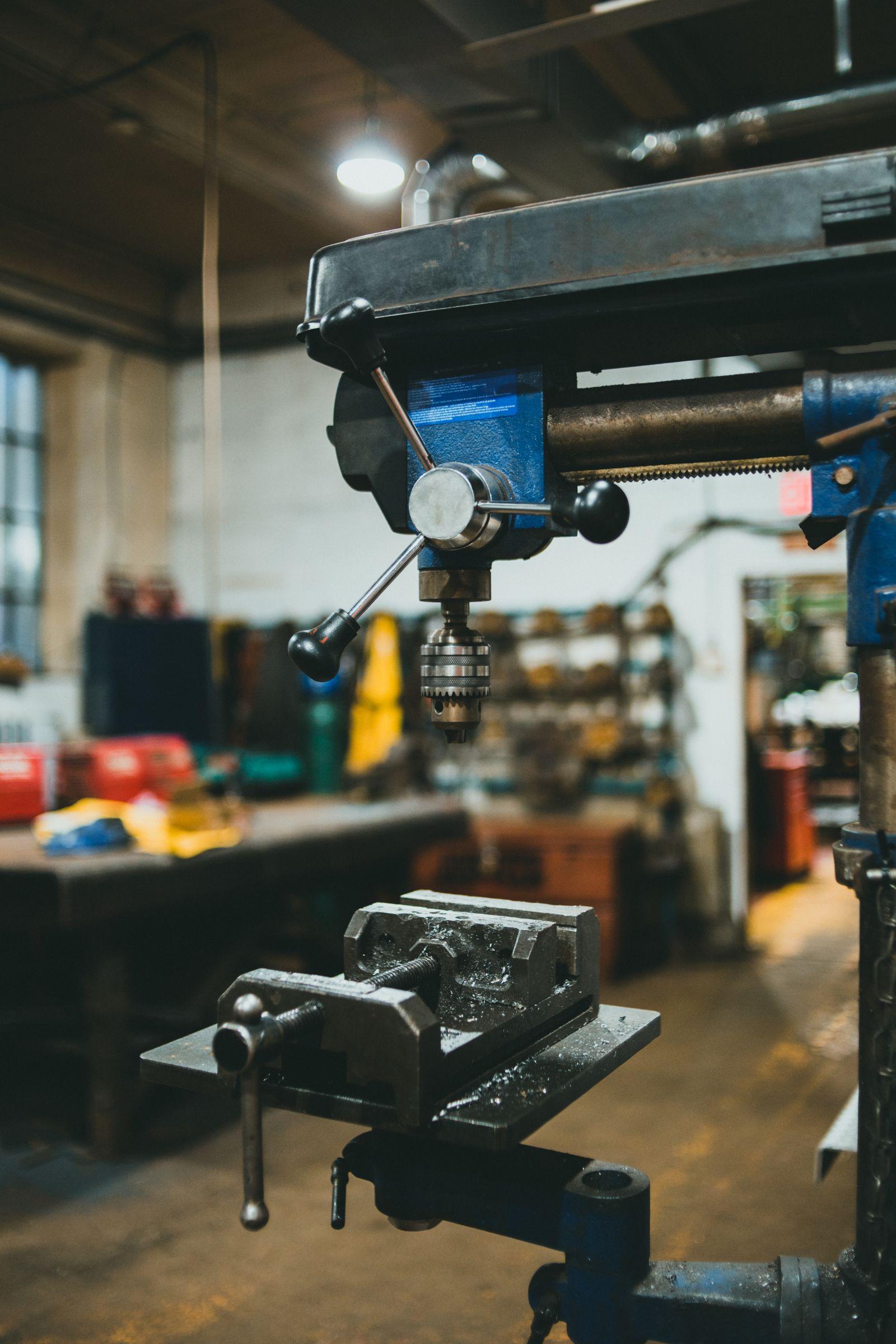 Drill press with a machine vise for workholding on the table